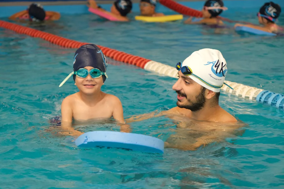 AquaWave çocuk yüzme kursunda grup yüzme eğitimi