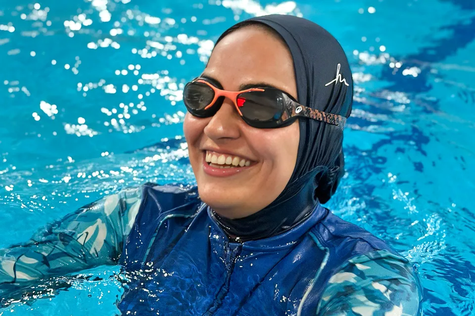 AquaWave yetişkin yüzme kursunda grup yüzme eğitimi