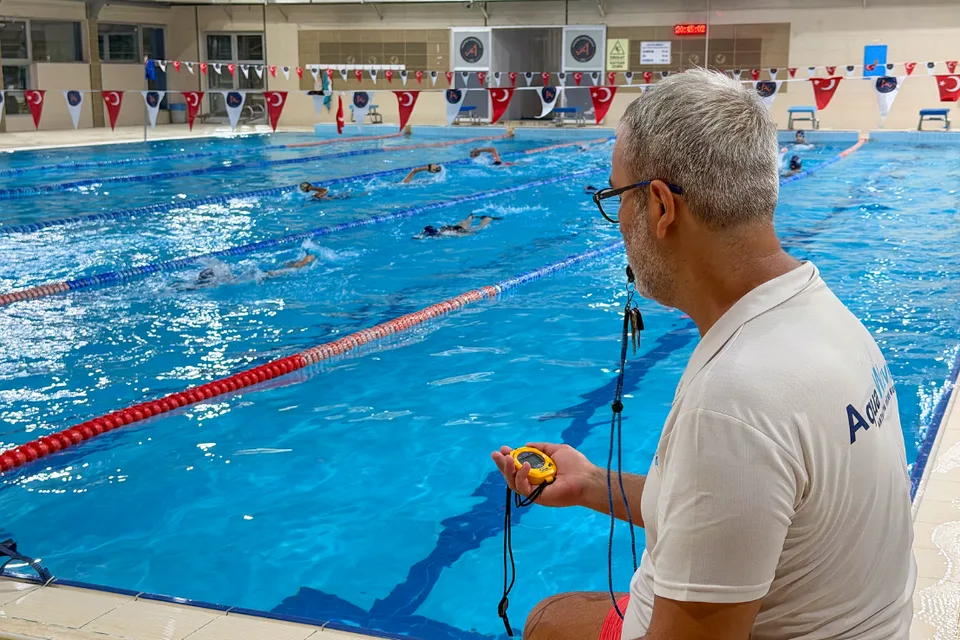 AquaWave takım ve sporcu yüzme antrenmanı
